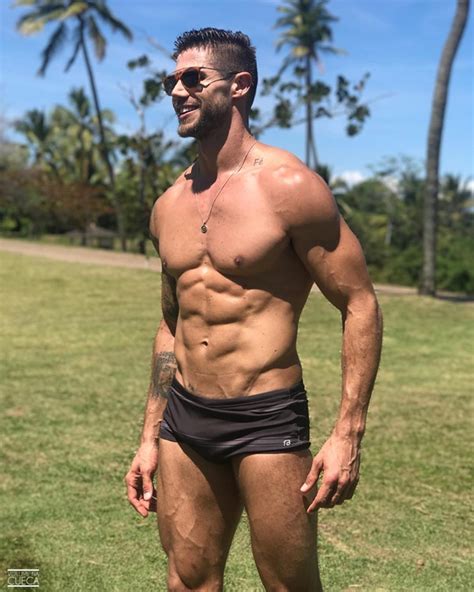 Jonas Sulzbach Posa De Sunga E Exibe Corpo Sarado Volume Na Cueca