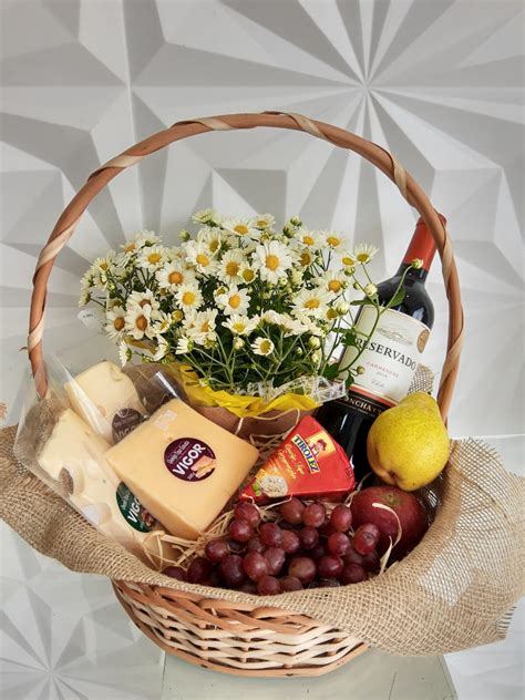 Cesta De Queijos E Vinho Frutas E Flores