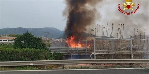 Sterpaglie In Fiamme Sulla A20 Tra I Caselli Di Milazzo E Barcellona