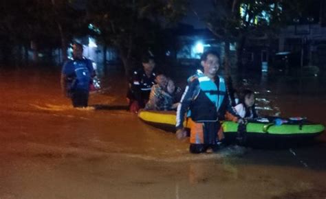 Evakuasi Masih Berlangsung Warga Perumahan Puri Nirwana Bekasi