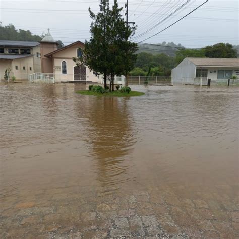 Alerta vermelho para tempestade chuva forte já isola bairros e