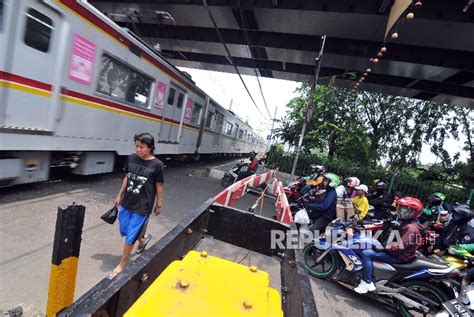 Uji Coba Penutupan Pelintasan Krl Di Jalan Kh Hasyim Ashari Republika