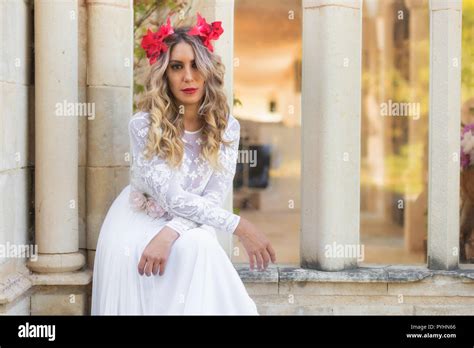Portrait De Belle Fille Blonde En Robe M Di Vale Rouge Avec Diadem Sc Ne De Conte De F Es Photo
