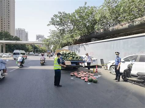 秦岭街道联合执法开展农用车占道经营专项整治活动 大河新闻