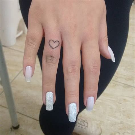 Coração No Dedo Tattoo - Tatuagem de coração no dedo: 50 ideias repletas de significado