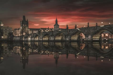 night-view-charles-bridge-prague – To do in Prague