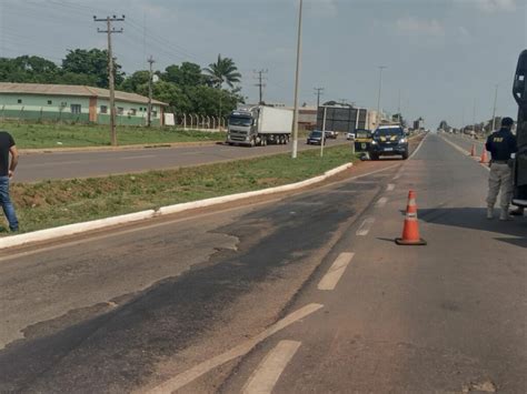 Carro vai parar fora da pista após colisão carreta na BR 364 em