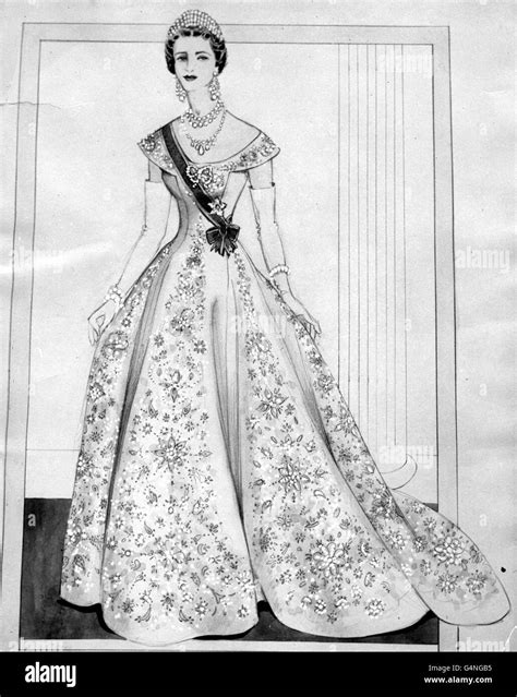 Queen Elizabeth II In Her Coronation Dress Historical Style España ...