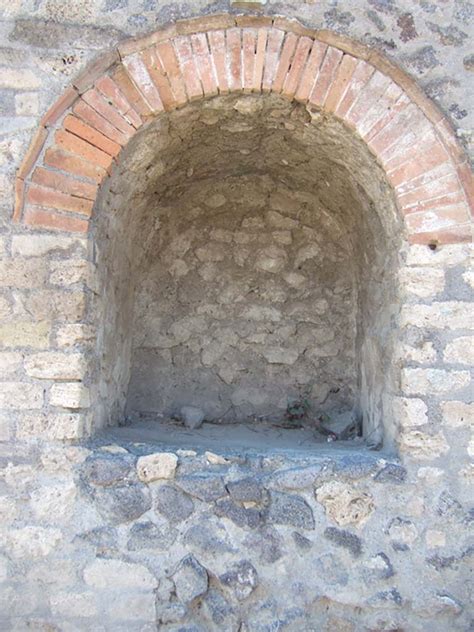 Pompeii II 4 7a September 2005 Street Shrine At East End Of II 4 On