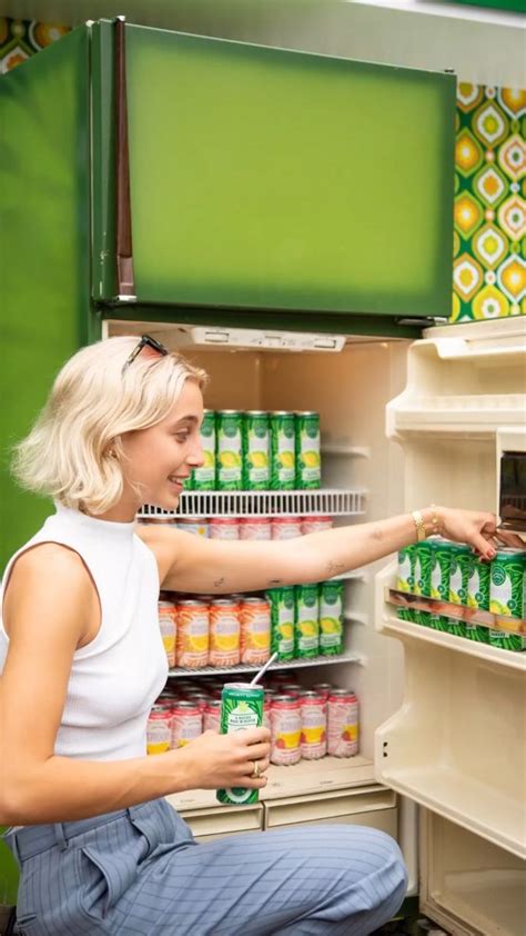 Emma Chamberlain Short Blonde Hair Bleach Blonde Bob Short Platinum Blonde Hair