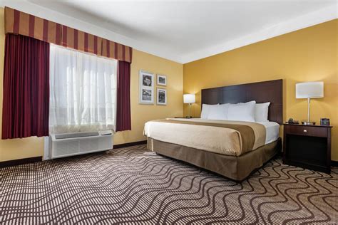 La Quinta Inn & Suites by Wyndham Angleton | Angleton, TX Hotels