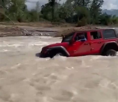 ARRASTRA CORRIENTE A FAMILIA EN JEEP Veritas