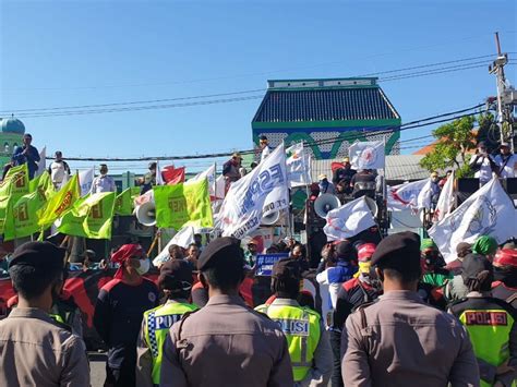 Buruh Jatim Kembali Turun Jalan Tolak Tegas Omnibus Law