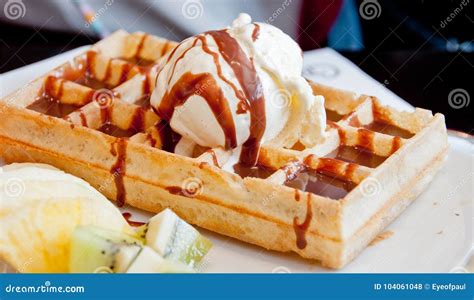 Gelado Doce Da Baunilha Sobre O Waffle Dourado Marrom Foto De Stock