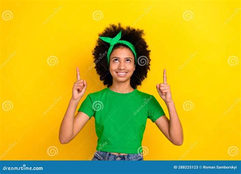 Photo Of Thoughtful Dreamy Lady Wear Green T Shirt Hairband Looking Showing Two Fingers Up Empty