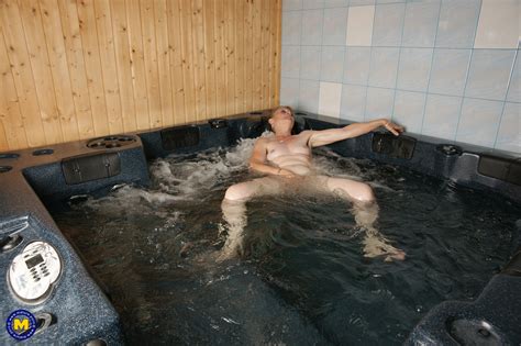Mature Woman Masturbating In The Hottub Mature Nl