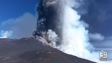 CRONACA DIRETTA Eruzione Etna Drone In Volo Immagini Aeree Il