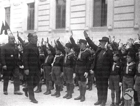 Bambini E Ragazzi Con L Uniforme Dei Balilla Fanno Il Saluto Fascista