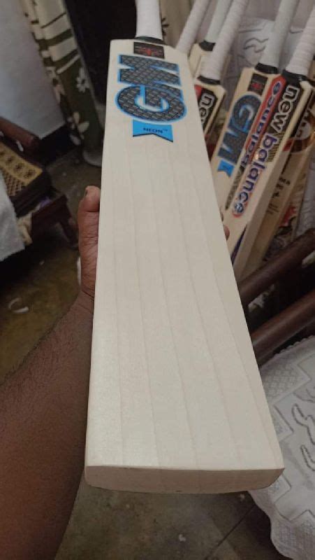 Wood English Willow Cricket Bats Feature Fine Finish Light Weight