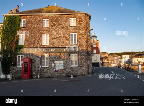 the old custom house pub in Padstow Stock Photo - Alamy