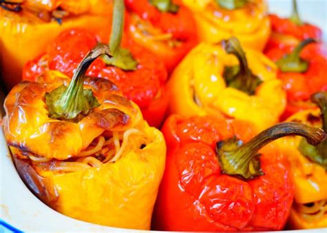 Сладкие перцы, запеченные с начинкой из спагетти