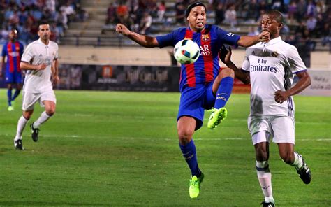 Ronaldinho s masterclass in the Legends El Clásico match