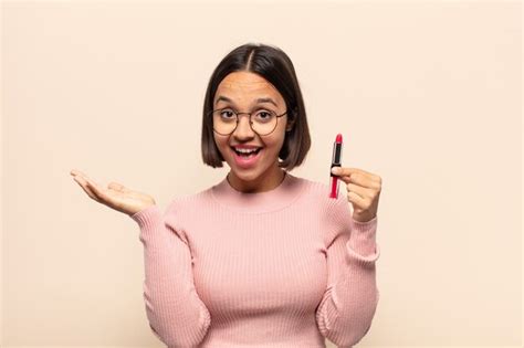 Mujer Latina Joven Que Se Siente Feliz Sorprendida Y Alegre Sonriendo Con Actitud Positiva