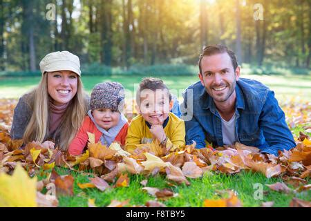 Portrait Der Sch Nen Gl Cklichen Familie Auf Dem Bett Zusammen Liegend