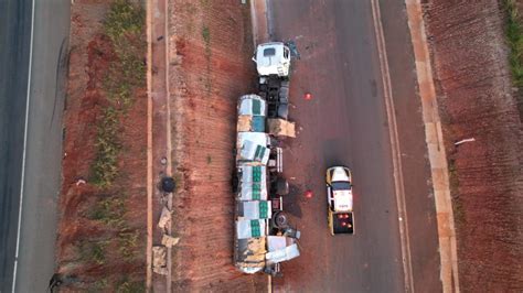 Carreta Sai Da Pista E Capota Na Pr