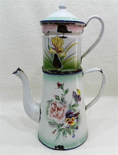 BELLE CAFETIERE ANCIENNE EMAILLEE NUMEROTEE DECOR DE FLEURS