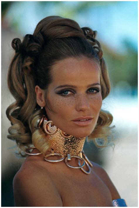Veruschka wearing Sant’ Angelo collar 1968 | © Pleasurephoto