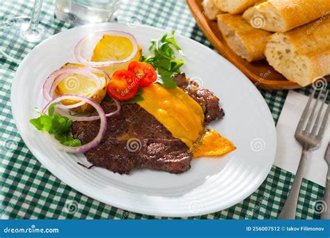 Filete De Ternera Bien Hecho Asado Con Queso Foto De Archivo Imagen