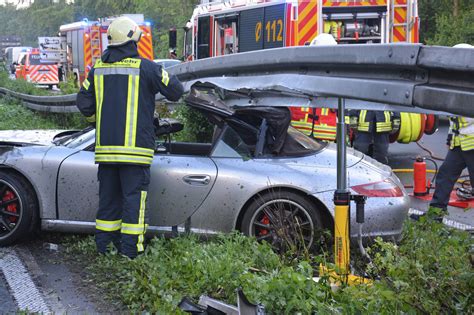 Erkelenz Porsche Rast Auf A Unter Leitplanke