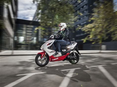 Motorrad Vergleich Yamaha Aerox R Vs Yamaha Aerox Naked