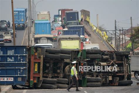 Terlibat Kecelakaan Truk Kontainer Melintang Di Kranji Republika Online