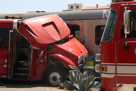 Acidente Entre Metro E Comboio Deixa Mais De Feridos Em Los Angeles