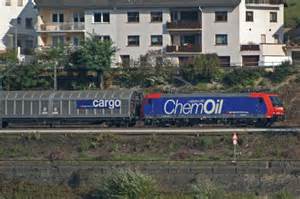 SBB Cargo 482 028 mit Werbung für ChemOil durchfährt am 20 10 09 Kaub