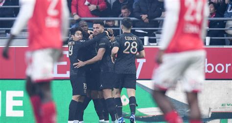 Le PSG s impose à Reims et prend la tête du championnat