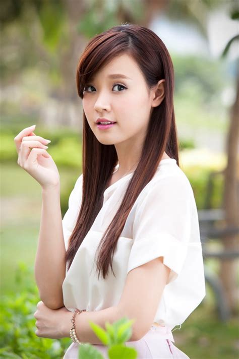 Hot girl Midu khoe tủ đồ đầy hàng hiệu