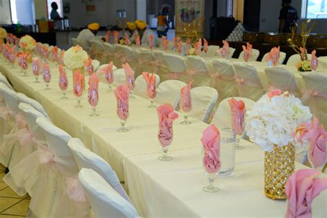 Banquet table with candles against wall with garland decorations · Free Stock Photo