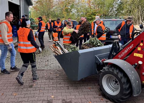 B Ume F R Das Klima Versicherungsmakler Greifen Zum Spaten