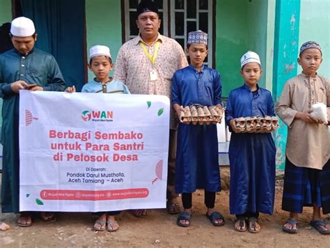 Dukung Santri Pelosok Wan Serahkan Bantuan Pangan Untuk Pondok