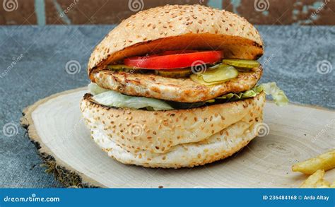 Hamburger De Poulet Savoureux Avec Frites Tomate Et Cornichon De