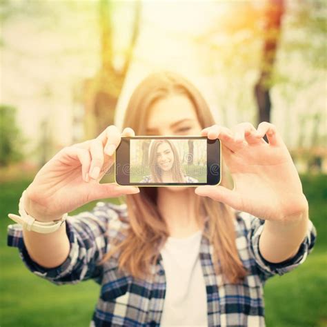 Femme Prenant Un Selfie De Sa Carte D Amour Photo Stock Image Du