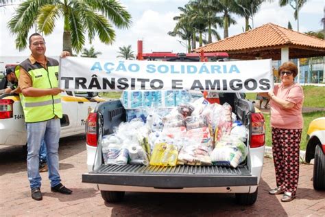 Drive Thru Solidário recebe alimentos e produtos de higiene em Ferraz