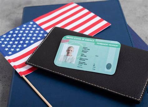 Cómo solicitar la Residencia Permanente o Green Card para un Familiar