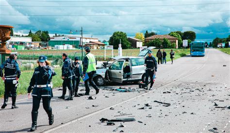 Incidente Stradale A Cento Muore Una Enne Di Solopaca Carabiniere