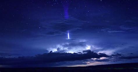 “Blue Jet” Lightning Shooting Into the Stratosphere Captured From the ...