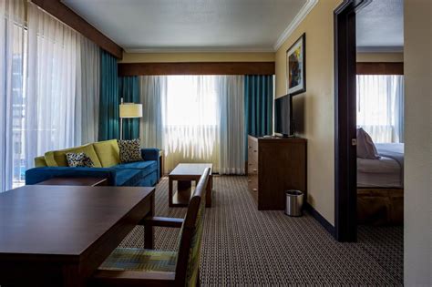 Suites At Holiday Inn Houston Downtown, an IHG Hotel | Suiteness — Stay ...