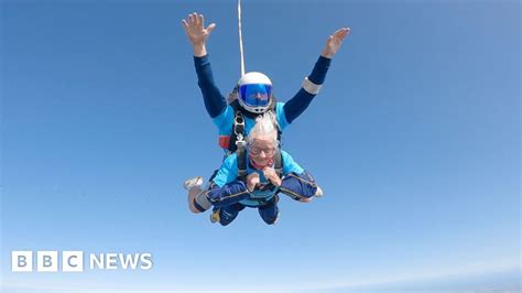 102 Year Old Manette Baillie Becomes Britains Oldest Skydiver Bbc News